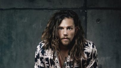 Enrico Nigiotti sul set di un videoclip