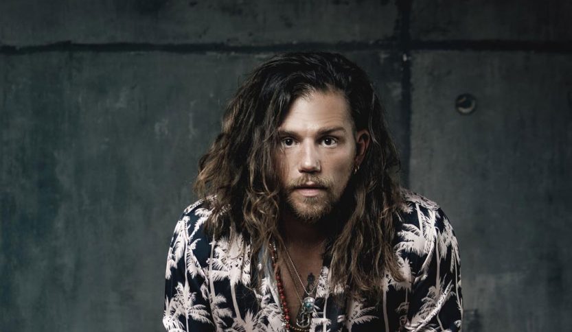 Enrico Nigiotti sul set di un videoclip