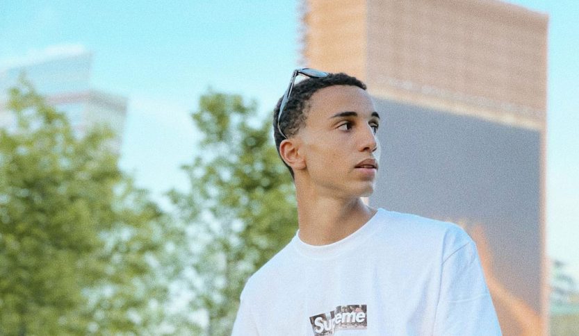 Federico Felletti con sfondo parco