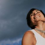 Giordana Angi con sfondo cielo