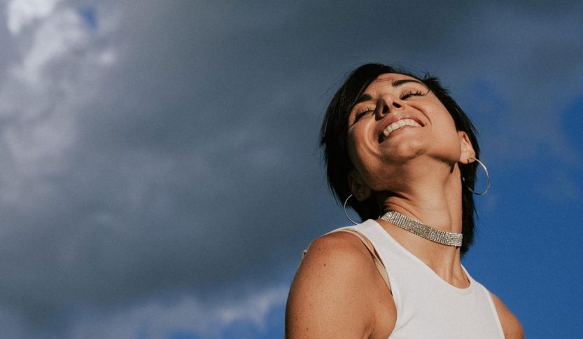 Giordana Angi con sfondo cielo