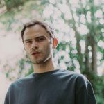 Peter White in un giardino