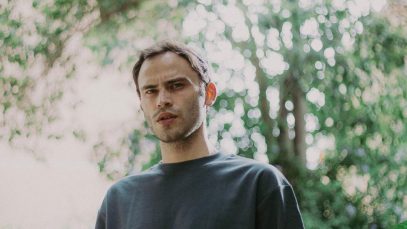 Peter White in un giardino