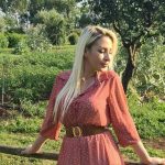 Romina Falconi in un campo