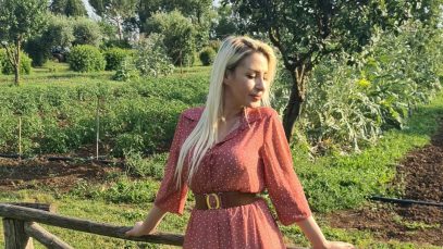 Romina Falconi in un campo