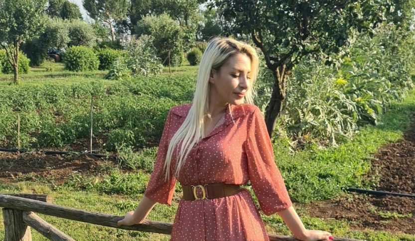 Romina Falconi in un campo
