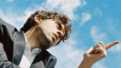 Ytam con sfondo cielo