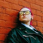 Asteria appoggiata a un muro di mattoni