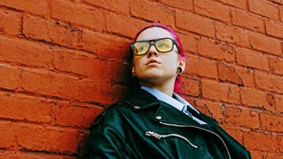 Asteria appoggiata a un muro di mattoni