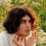 Caleydo in un prato fiorito