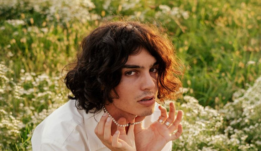 Caleydo in un prato fiorito