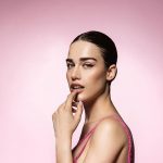 Clara in uno scatto fotografico