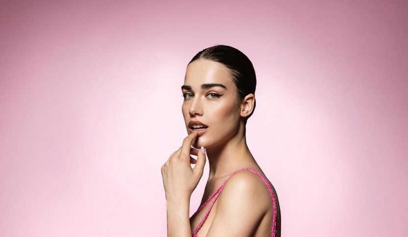 Clara in uno scatto fotografico