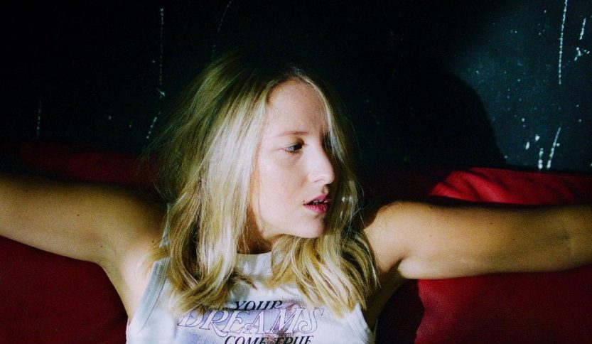 Giulia Mei sul divano