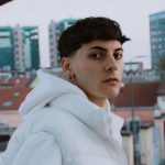 L¥UK davanti a dei palazzi