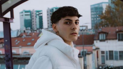 L¥UK davanti a dei palazzi