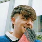 Will davanti a una finestra