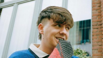 Will davanti a una finestra