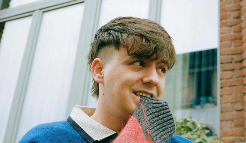 Will davanti a una finestra