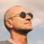 Biagio Antonacci con occhiali da sole