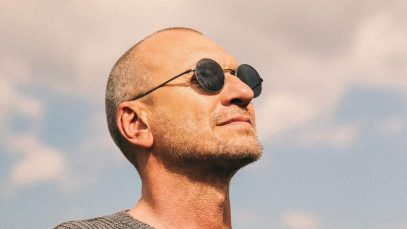 Biagio Antonacci con occhiali da sole