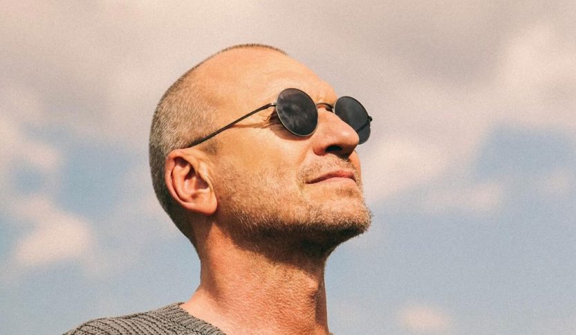 Biagio Antonacci con occhiali da sole