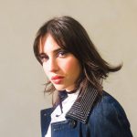 Chiamamifaro davanti a un muro