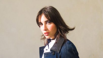 Chiamamifaro davanti a un muro