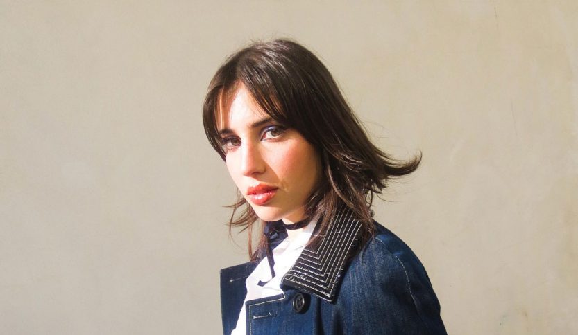 Chiamamifaro davanti a un muro