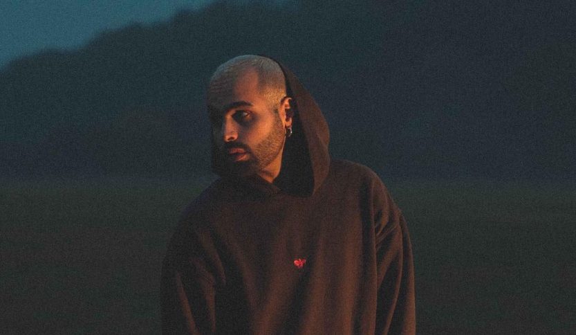 Cicco Sanchez in un prato al buio