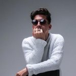 Emanuele Aloia con sfondo grigio