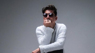 Emanuele Aloia con sfondo grigio