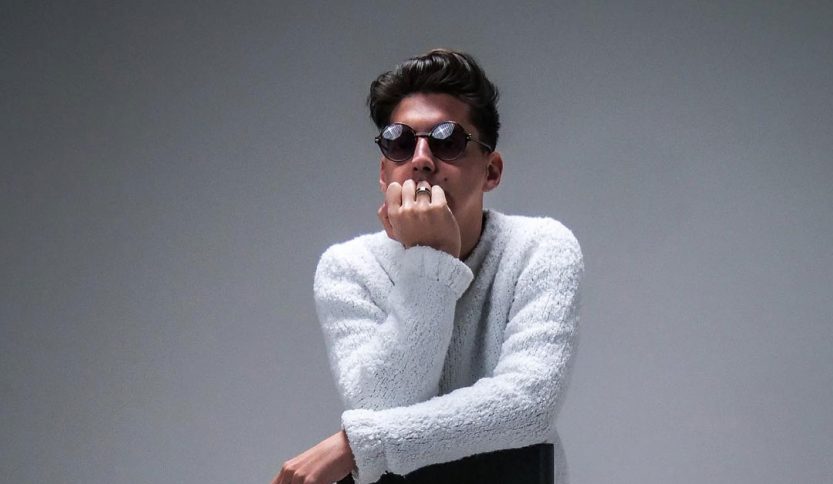 Emanuele Aloia con sfondo grigio