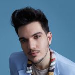 Gaudiano con sfondo azzurro