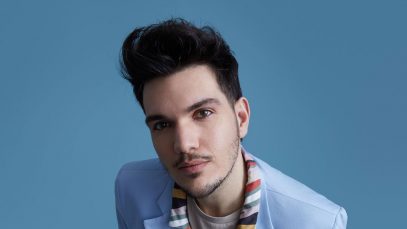 Gaudiano con sfondo azzurro