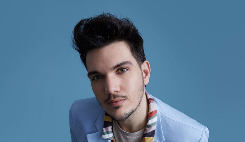 Gaudiano con sfondo azzurro