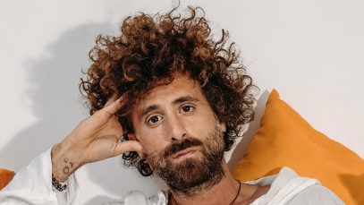 Gio Evan con sfondo bianco e cuscini