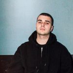 Nashley con sfondo azzurro