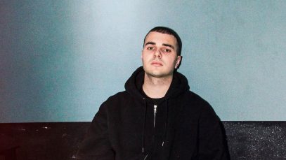 Nashley con sfondo azzurro