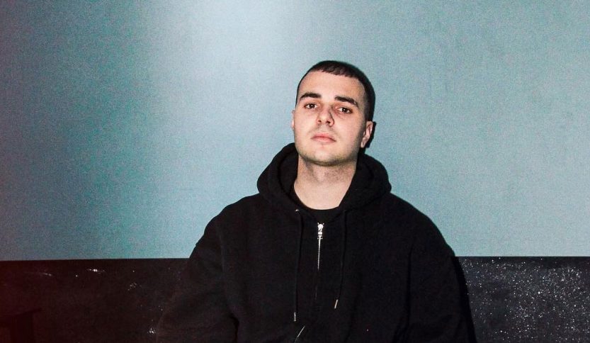 Nashley con sfondo azzurro