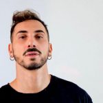 Piersante contro una parete azzurra