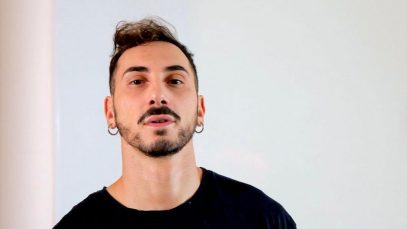 Piersante contro una parete azzurra