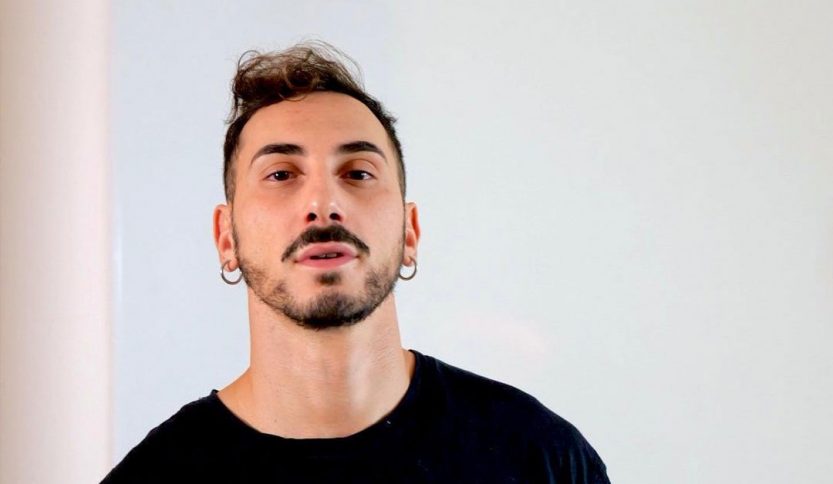 Piersante contro una parete azzurra