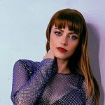 Annalisa con una parete azzurra e viola