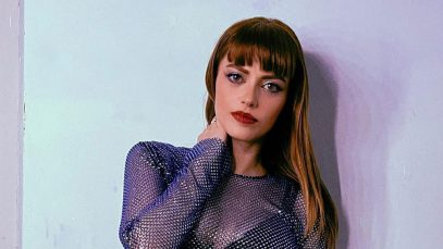 Annalisa con una parete azzurra e viola