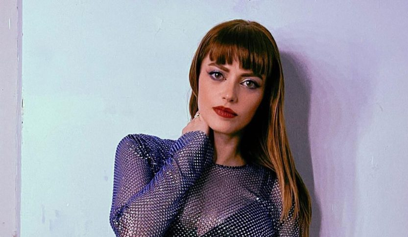 Annalisa con una parete azzurra e viola