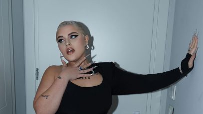 BigMama appoggiata a una parete bianca