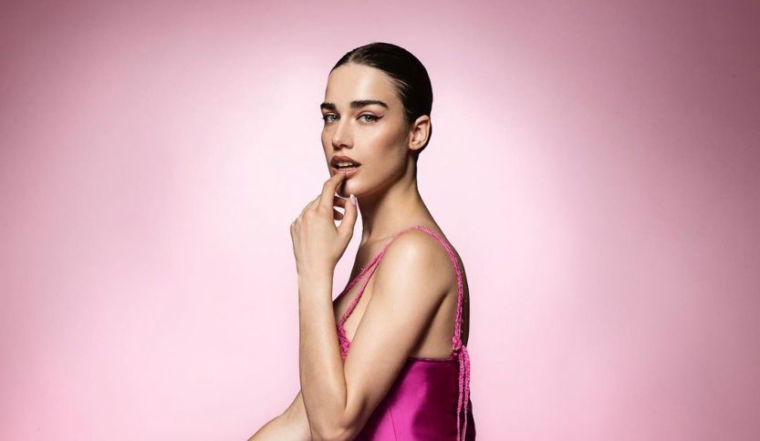 Clara con una parete rosa