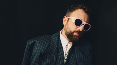 Dargen D'Amico davanti a un muro nero