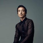 Diodato con una parete grigia